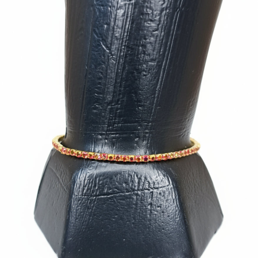 Mujer Moza Pulseras Doradas Piedritas