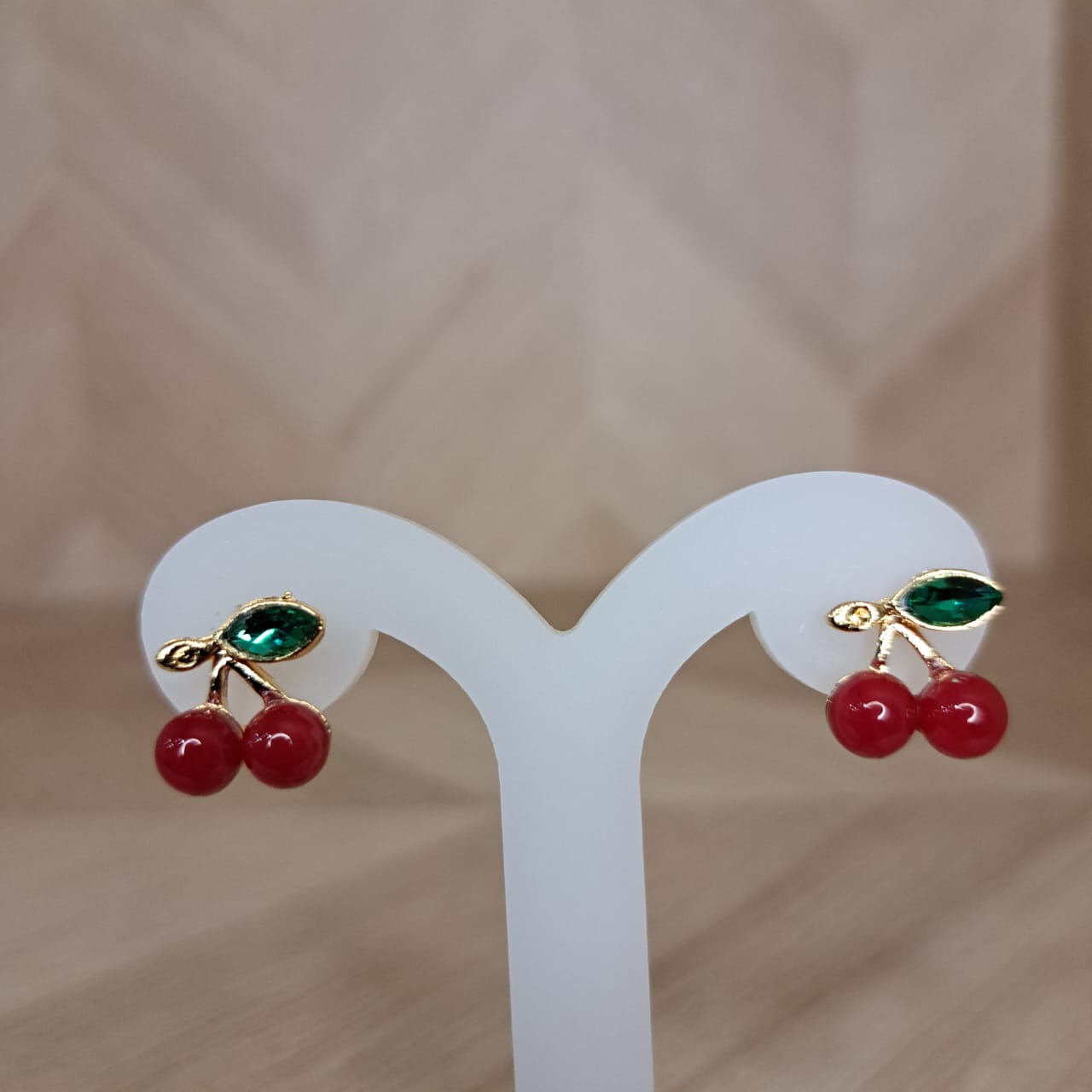 Mujer Moza Aretes Dorados Cerezas
