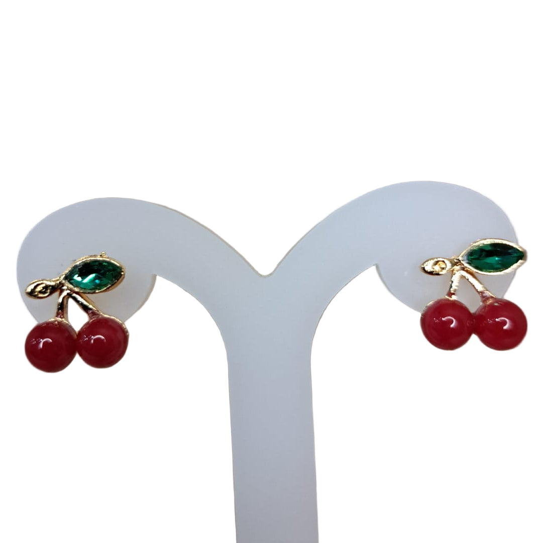 Mujer Moza Aretes Dorados Cerezas