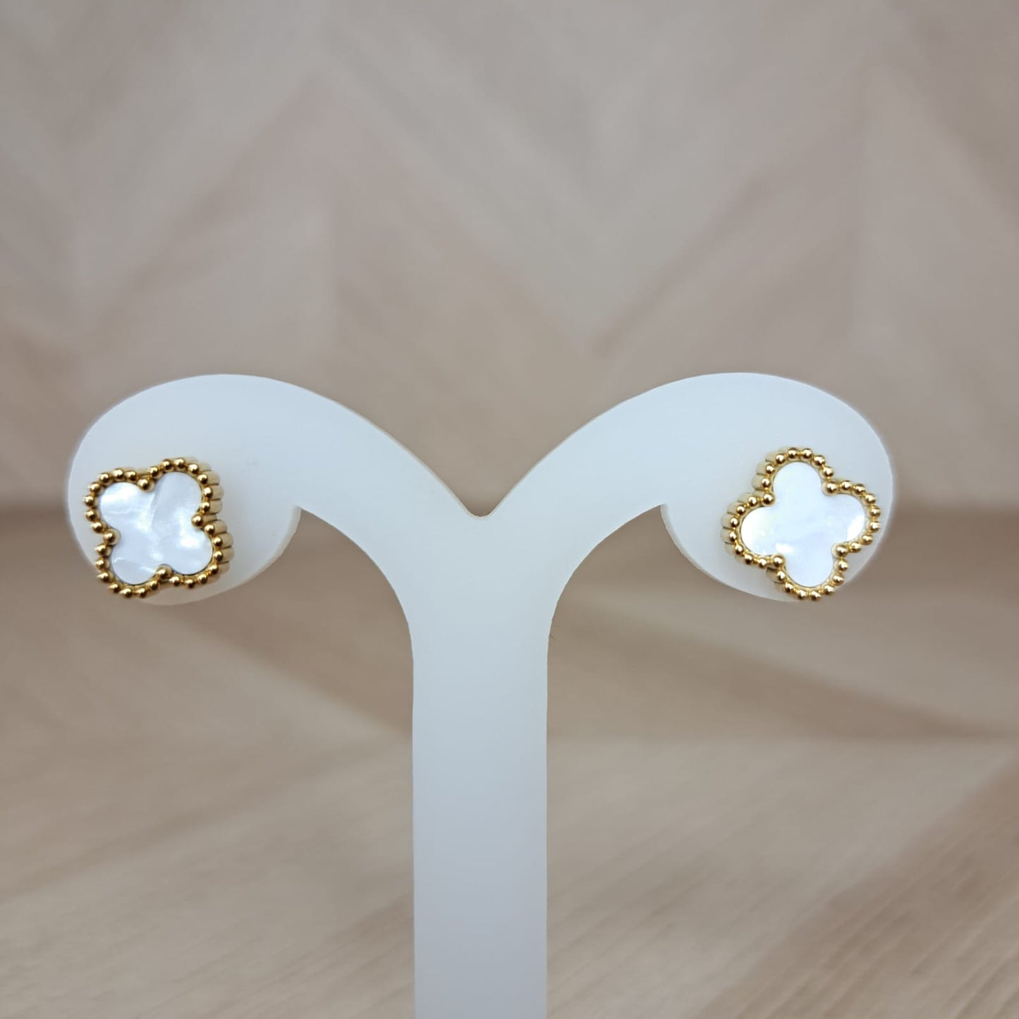 Mujer Moza Aretes Trebol Blanco