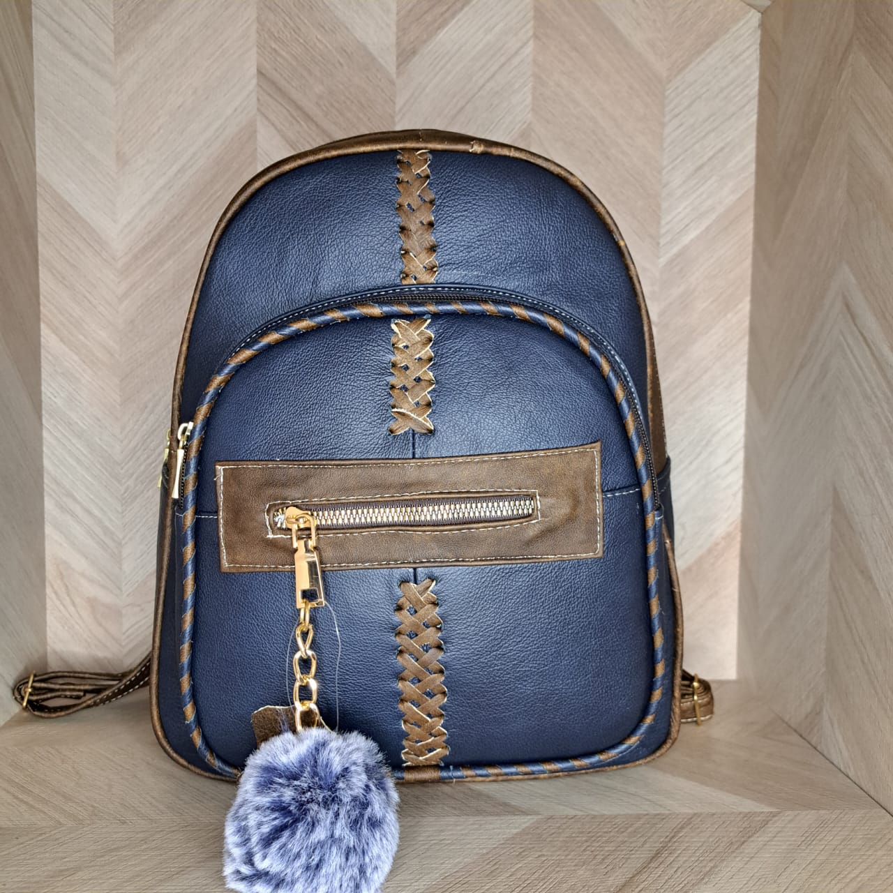 CBM Bolsa Chica Piel Pompones