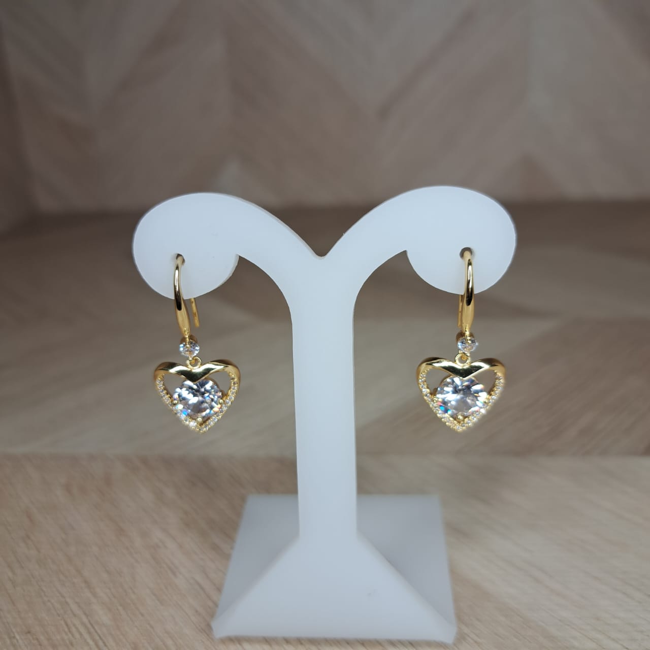 Mujer Moza Aretes Corazon Piedras Blancas
