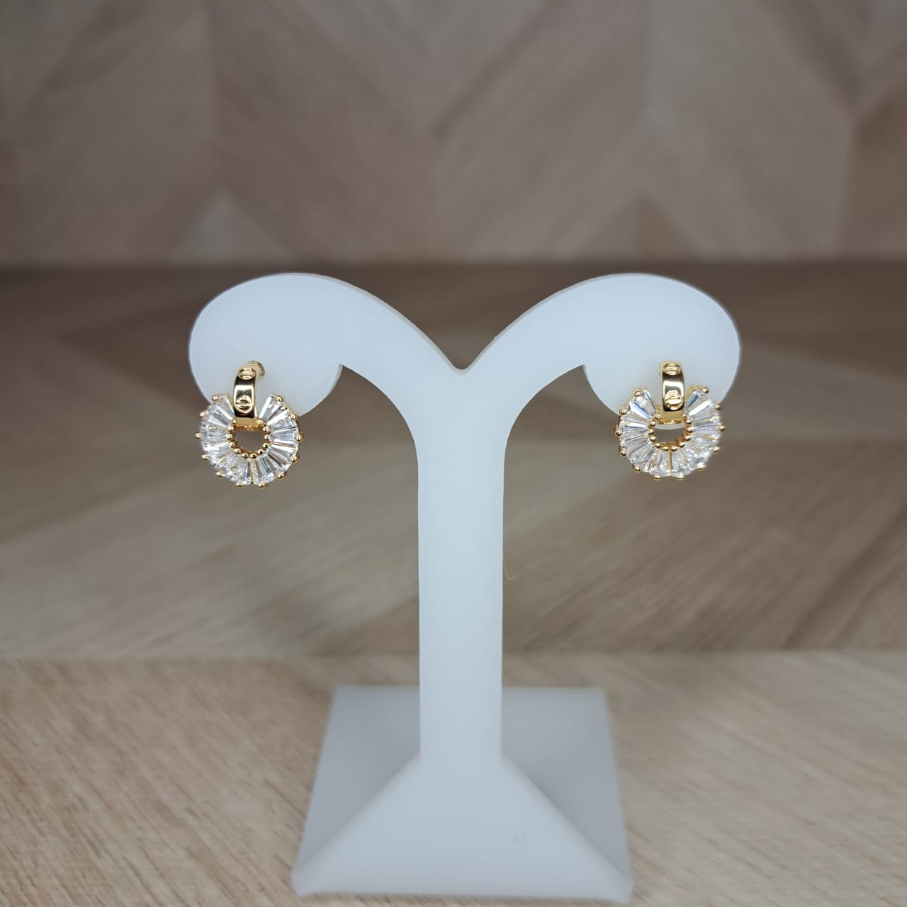 Mujer Moza Aretes Circulo Piedras