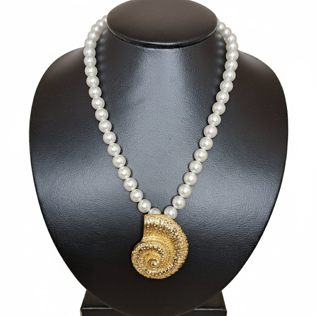 LaCasaDeLaPulsera Collar Perlas Concha Dorada