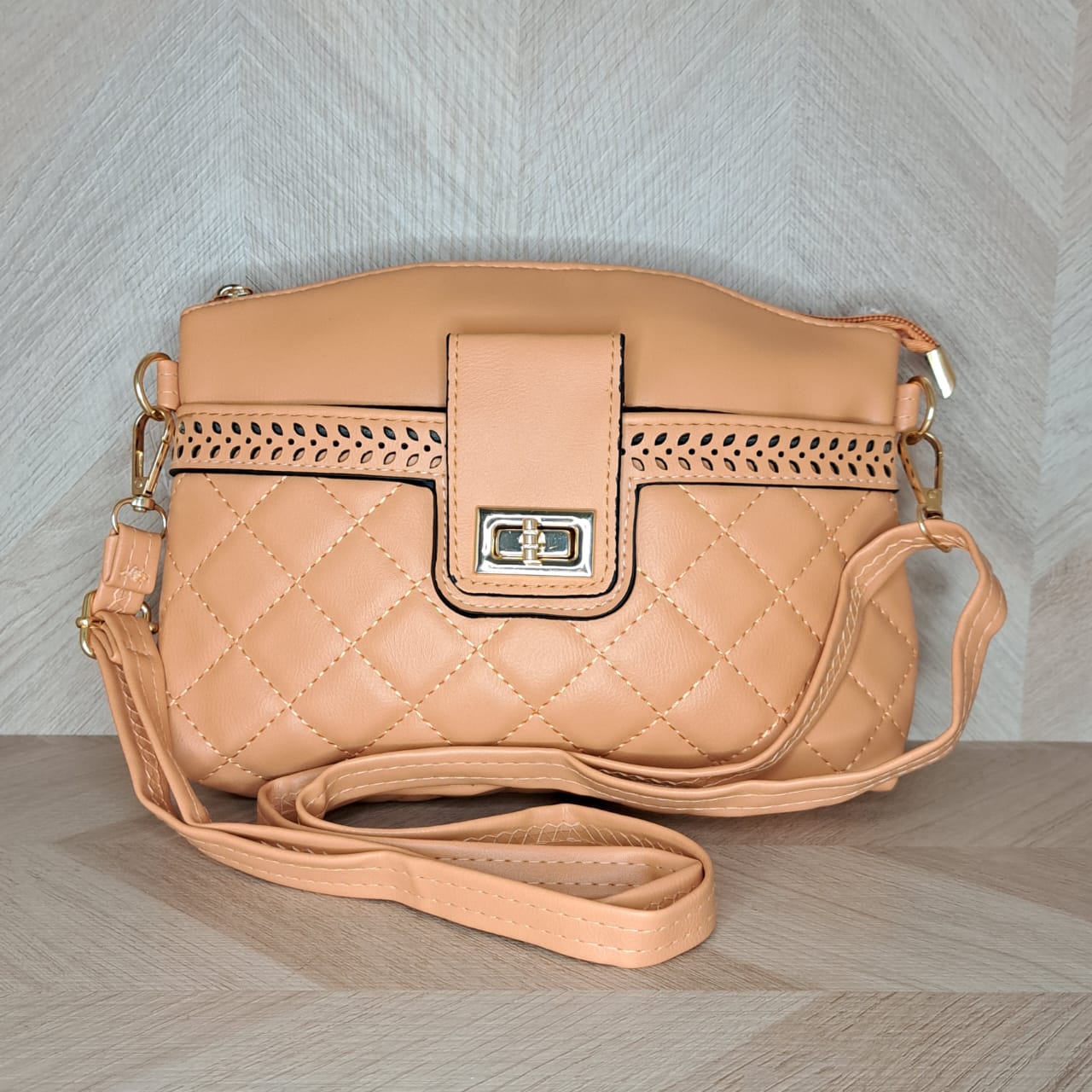 CBM Mariconera Broche Diferente