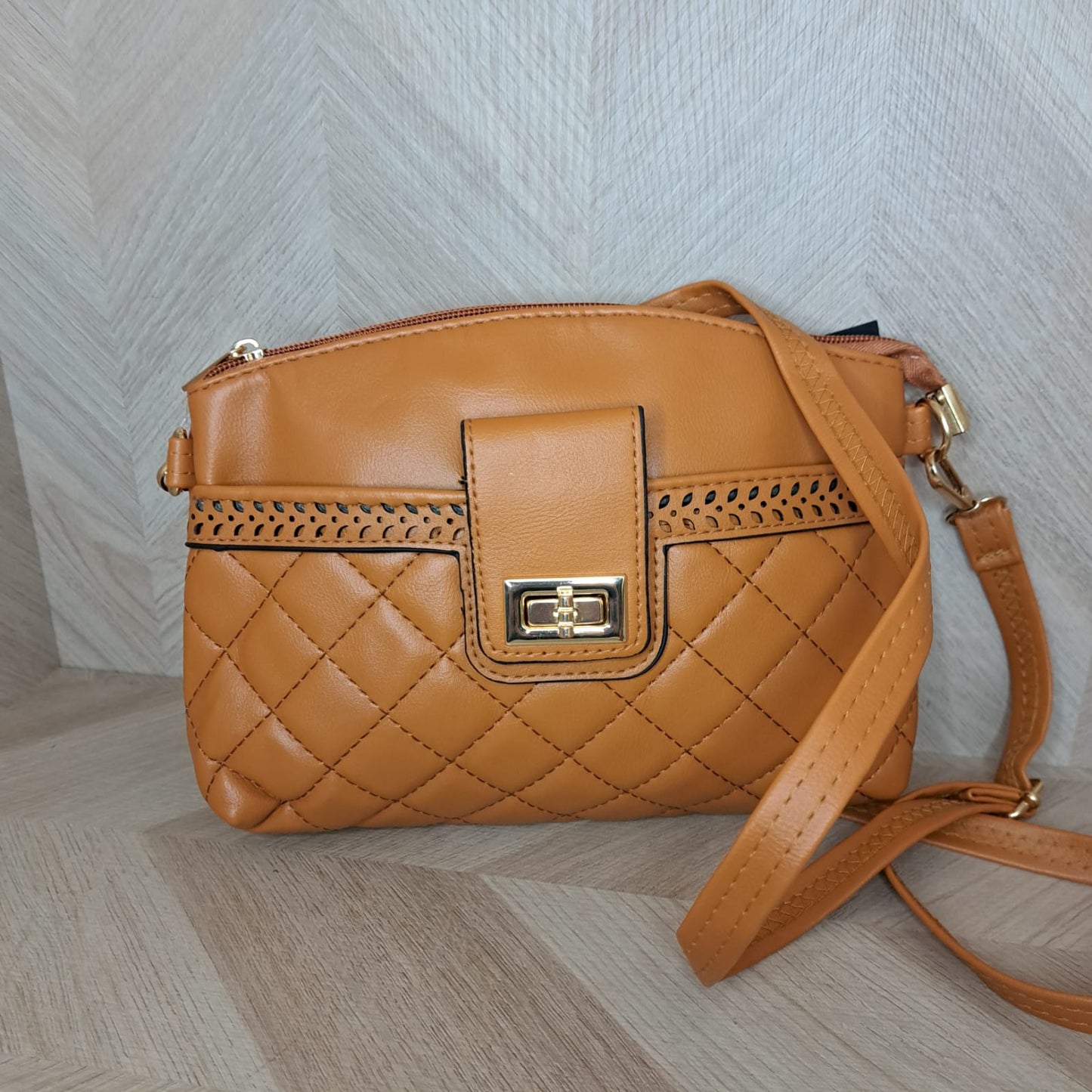 CBM Mariconera Broche Diferente