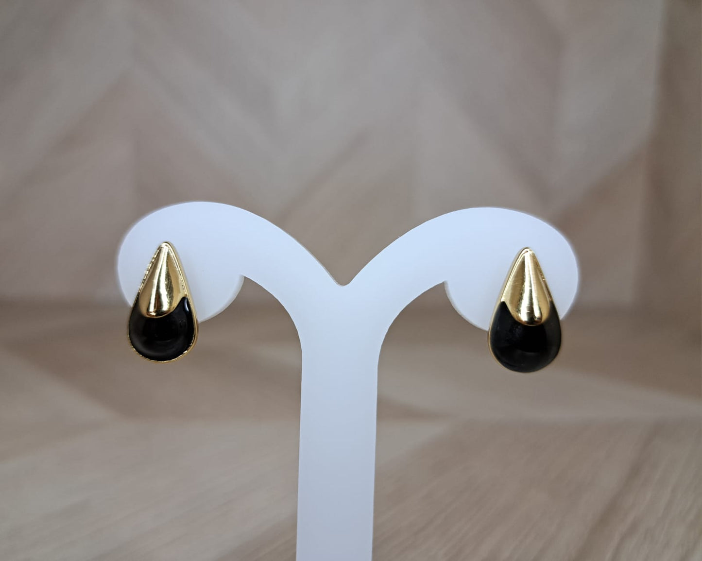 Joyeria Nice Aretes Dorados Con Negro Gota
