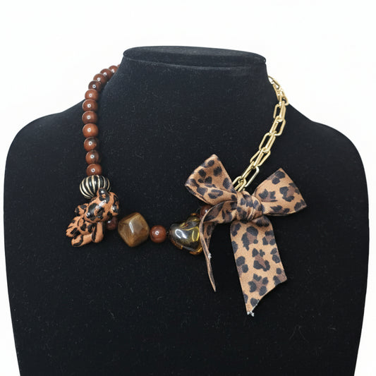 LaCasaDeLaPulsera Collar Oso Moño Leopardo