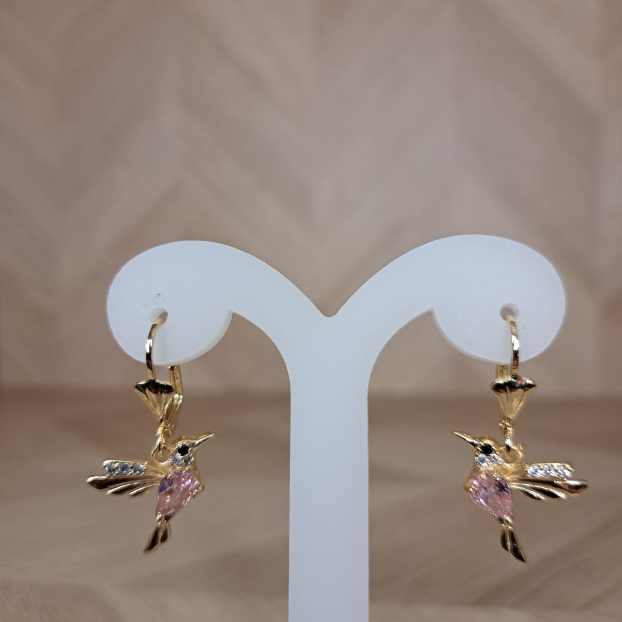 Mujer Moza Aretes Colibrí Piedras Rosas