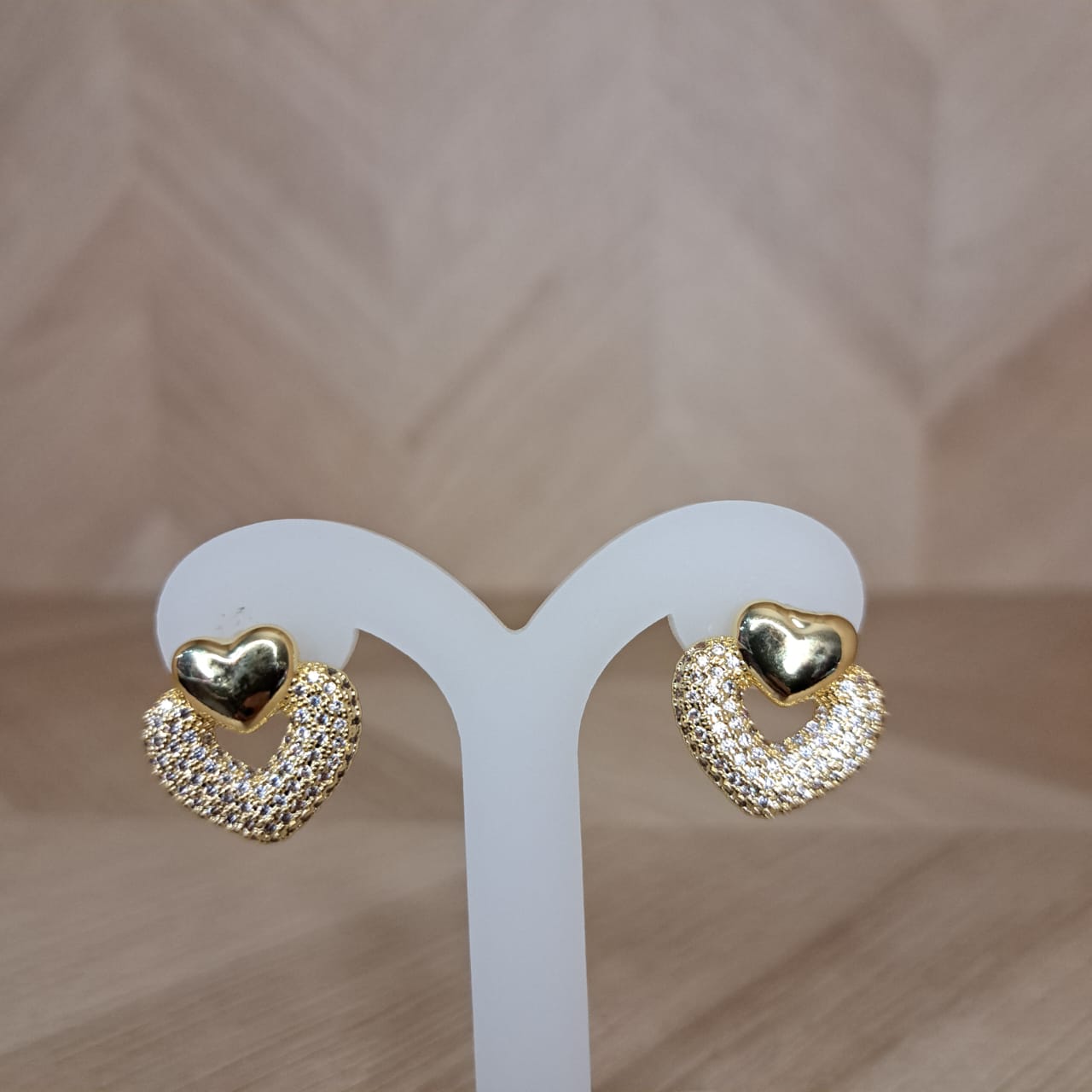 Mujer Moza Aretes Dorados Corazones Brillos