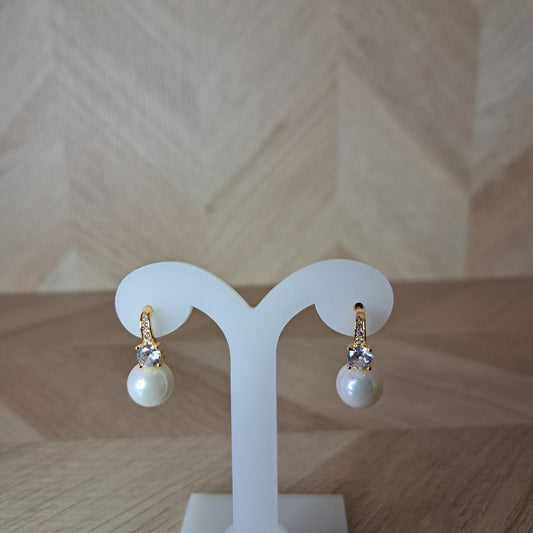 Mujer Moza Aretes Perlas Doradas