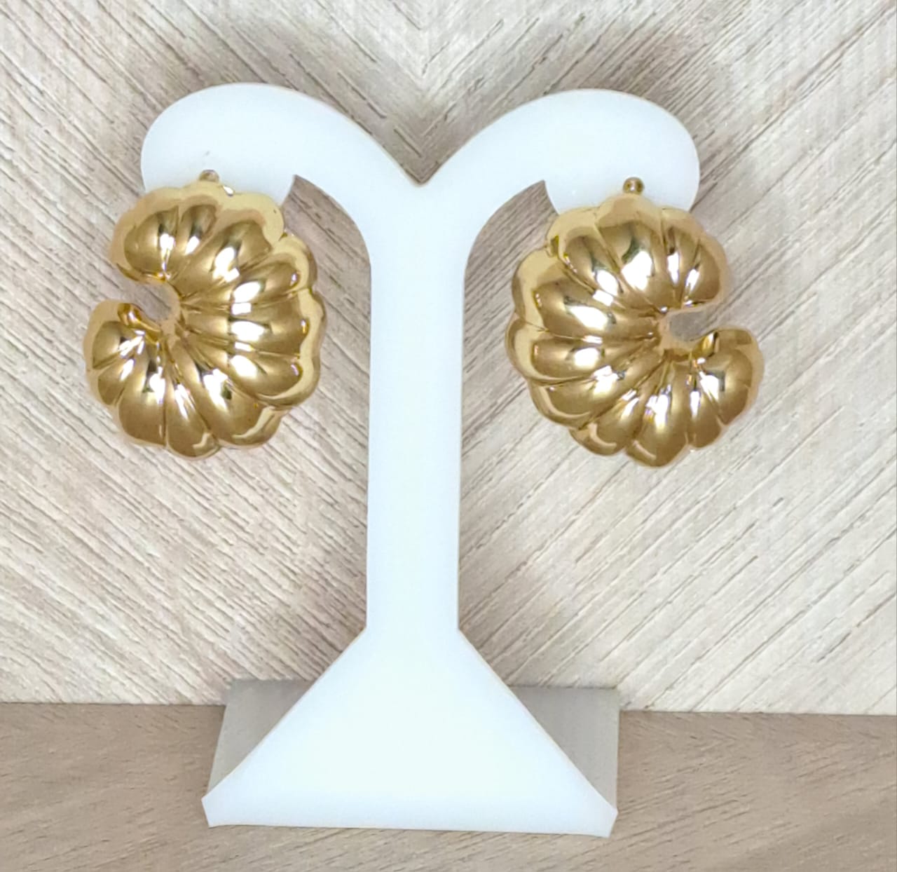 LaCasaDeLaPulsera Aretes Caracol Dorado