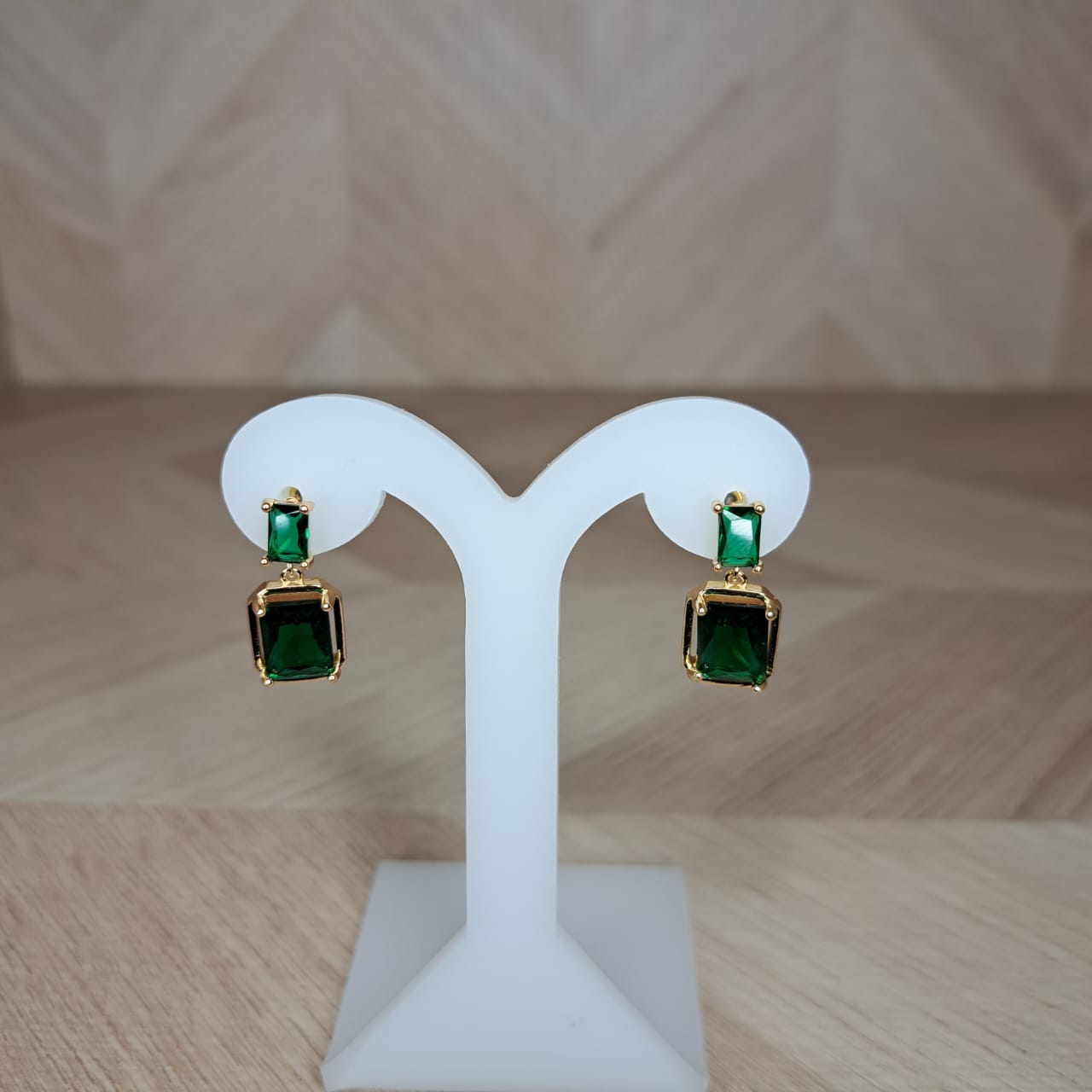 Mujer Moza Aretes Piedras Verdes