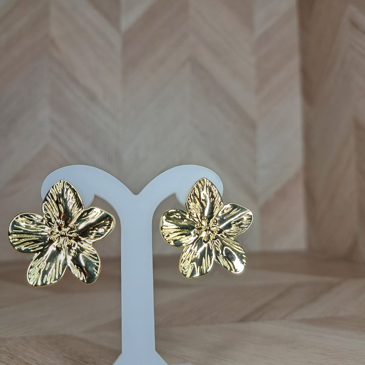 Mujer Moza Aretes Acero Flor Dorado