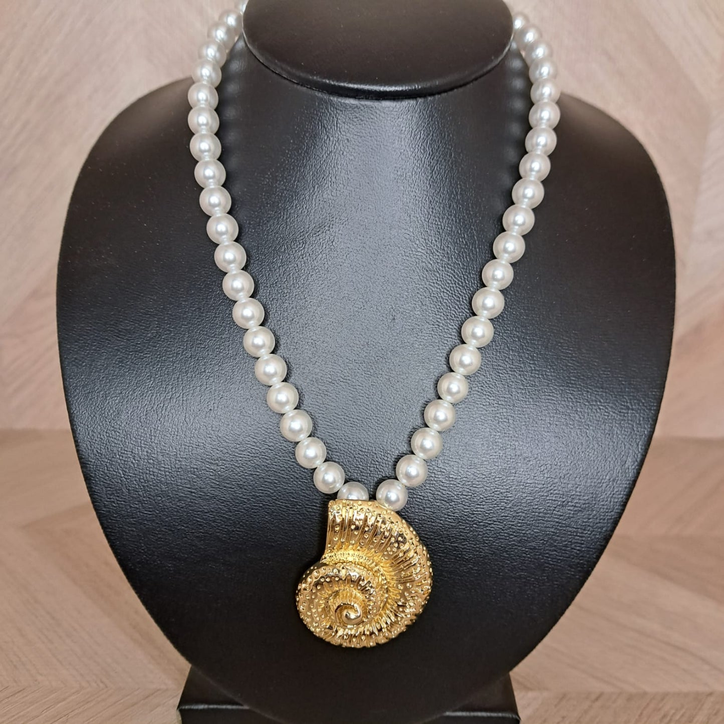 LaCasaDeLaPulsera Collar Perlas Concha Dorada