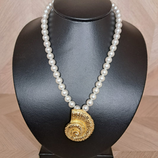 LaCasaDeLaPulsera Collar Perlas Concha Dorada