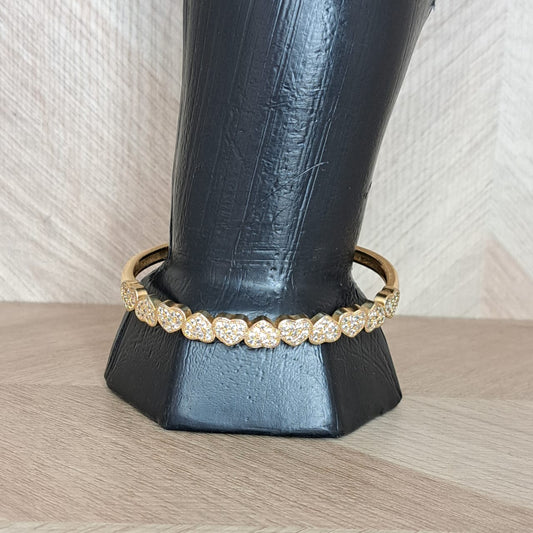 Mujer Moza Brazalete Dorado Corazones