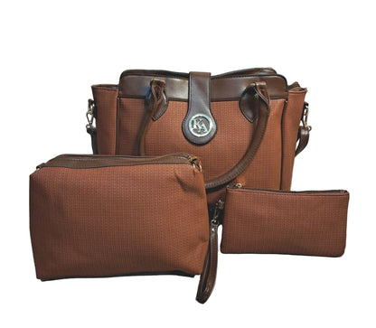 Bolsa color marrón con neceser y cosmetiquera